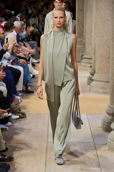 Look 18